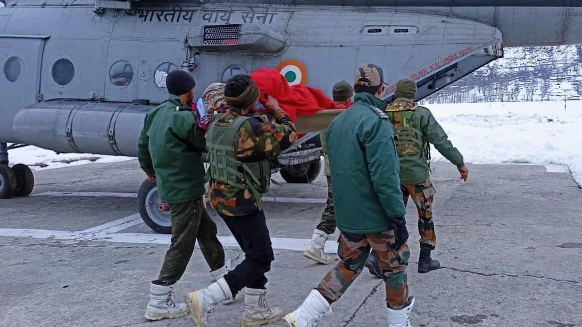 army and air force jawans evacuated pregnant lady from winter isolated Nawapachi area to Kishtwar hospital