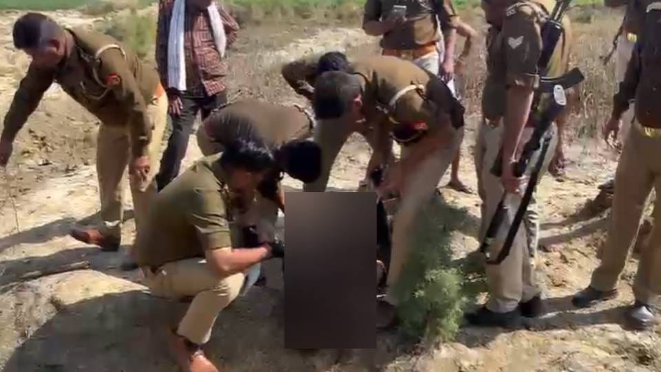 young man was abducted and burnt alive after telling police demanding a ransom of 10 lakhs In Agra