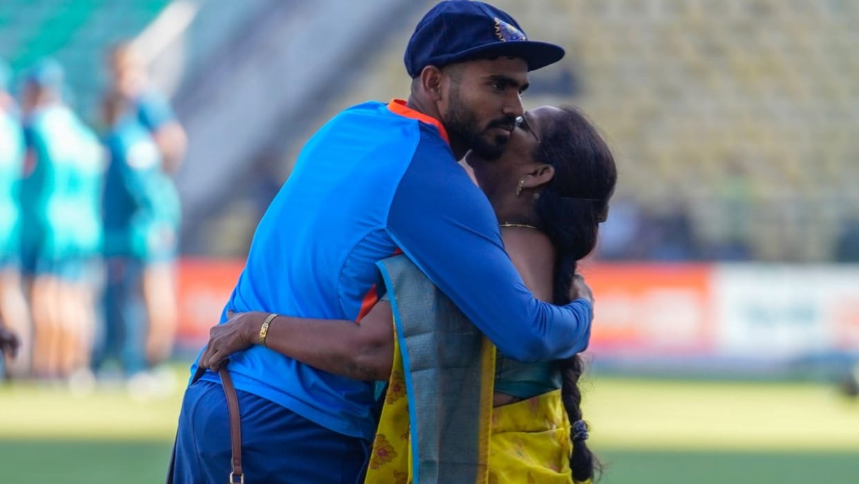 IND vs AUS Video KS Bharat became emotional after debuting against Australia hugged his mother on the field