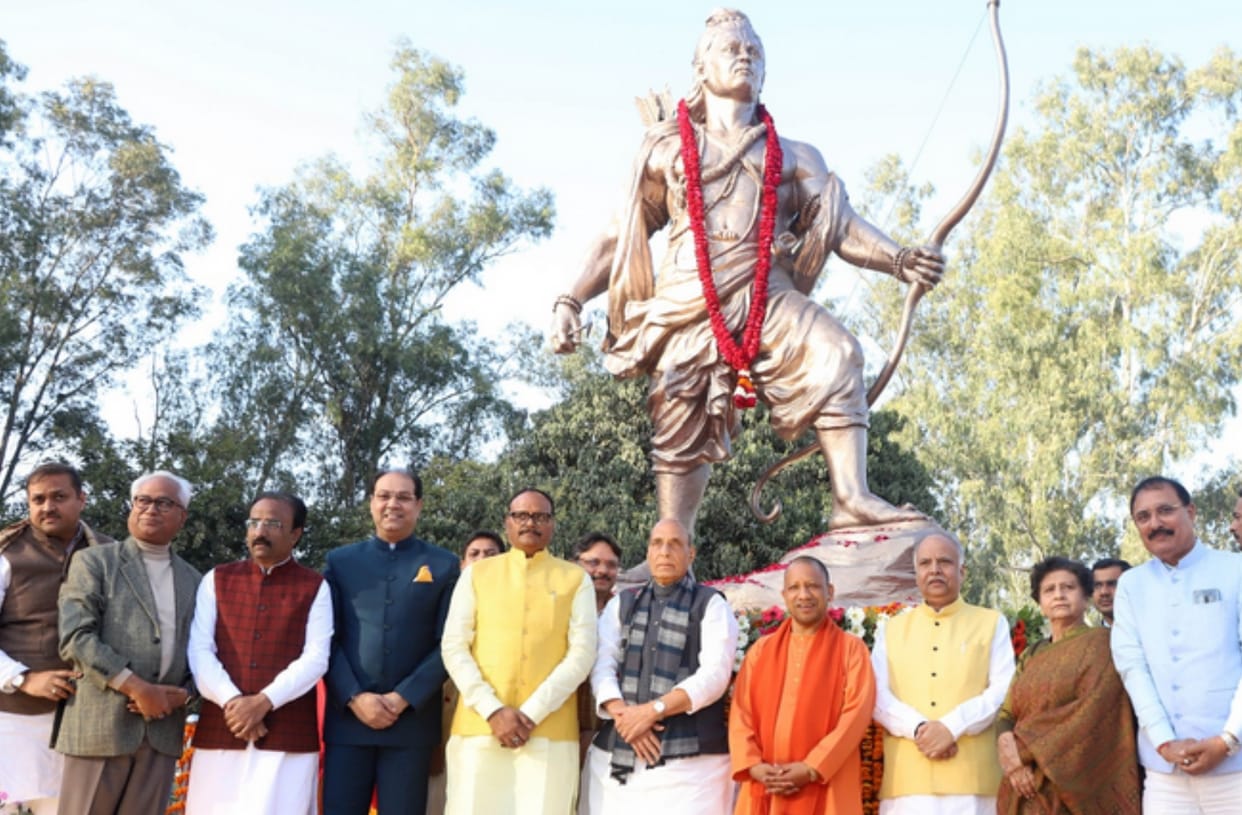CM Yogi and Defense Minister Rajnath Singh unveiled the 12 feet tall Laxman statue
