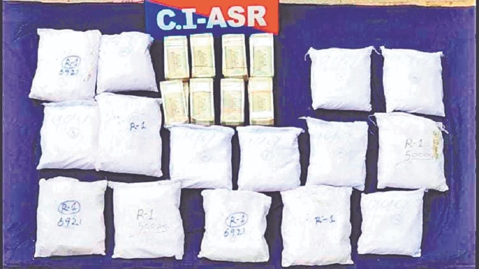 10th class student caught with 15 kg heroin and 8.40 lakh drug money in Amritsar