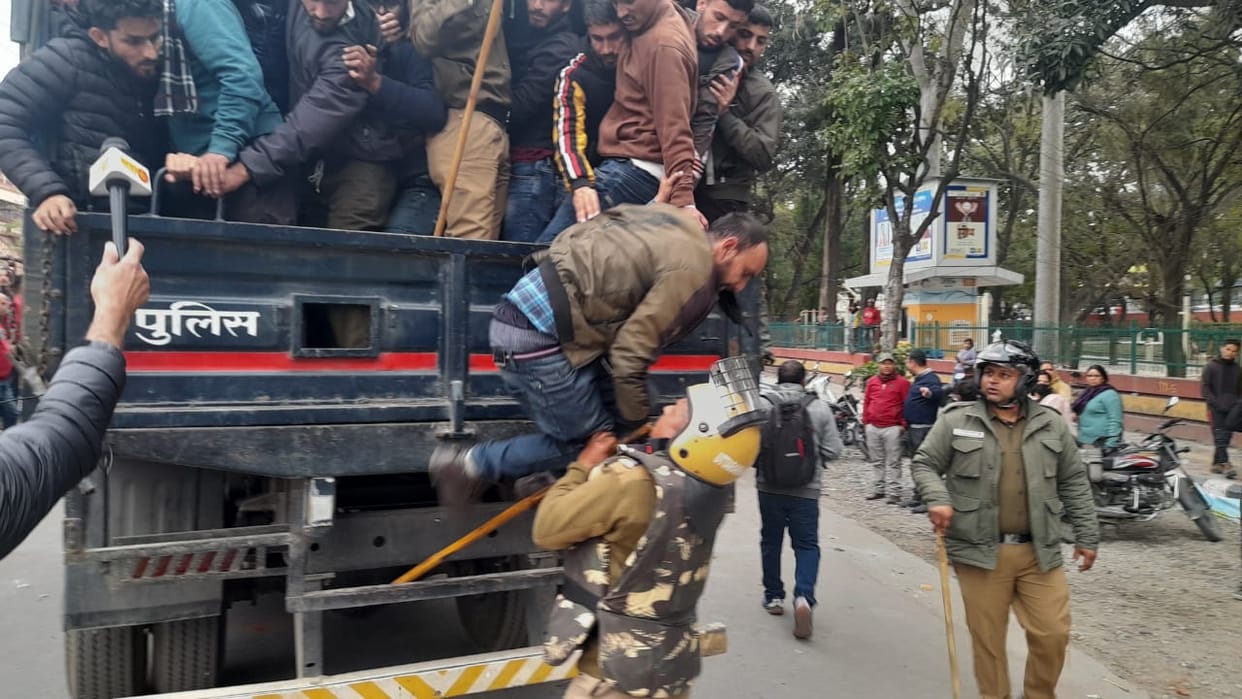 Dehradun: Many youth fainted during protest and more than 300 arrested