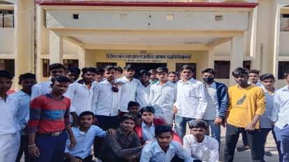 Prayagraj News :  अव्यवस्था के खिलाफ प्रदर्शन करते आश्रम पद्धति विद्यालय के छात्र।