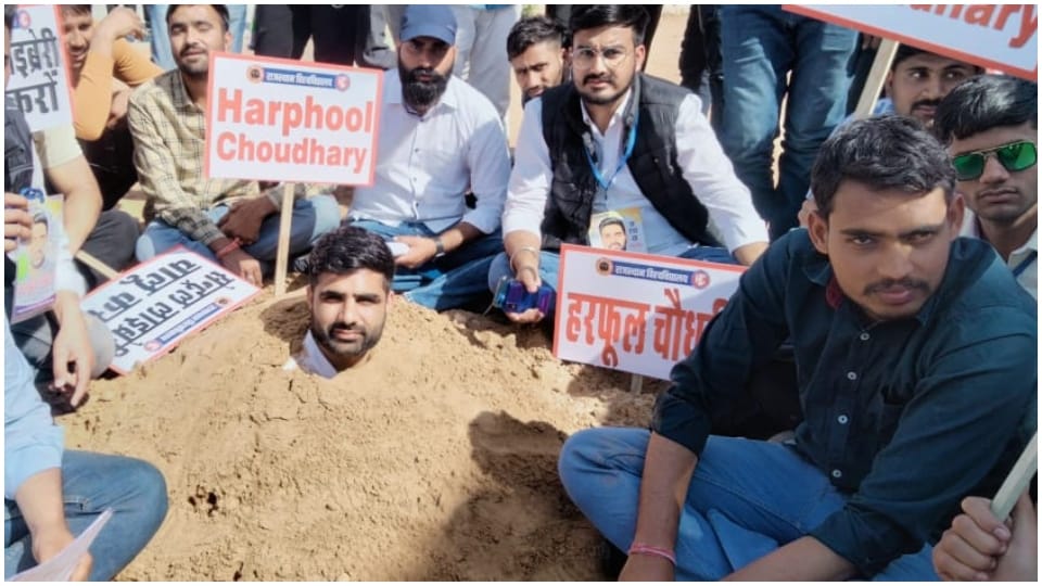 Rajasthan University Student Leader Harphool Chowdhary Buried His Neck in Jaipur