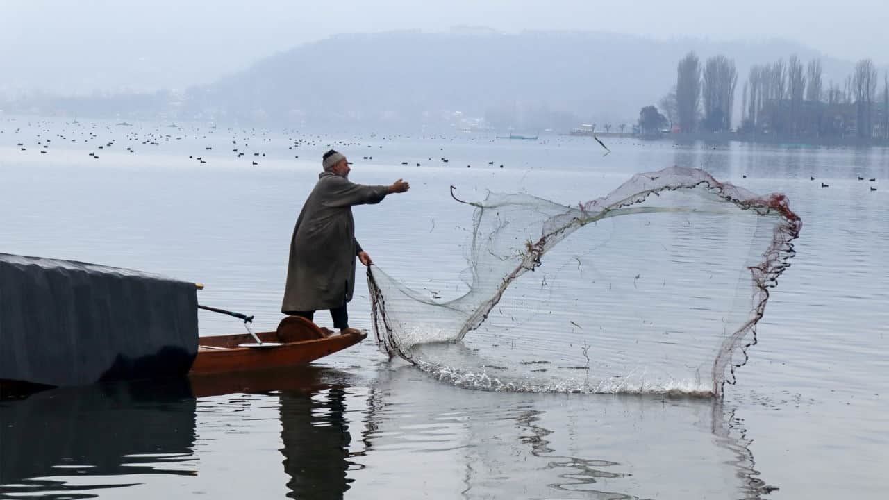 Jammu kashmir Weather rain and snowfall alert for avalanches in 12 districts