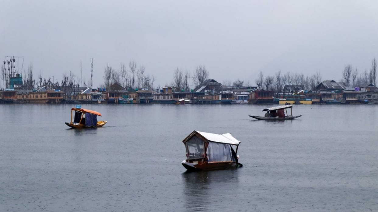 Jammu kashmir Weather rain and snowfall alert for avalanches in 12 districts