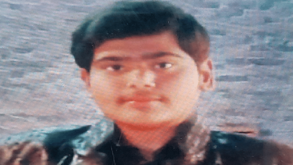 BSC student dead body found hanging in the room in Pilibhit
