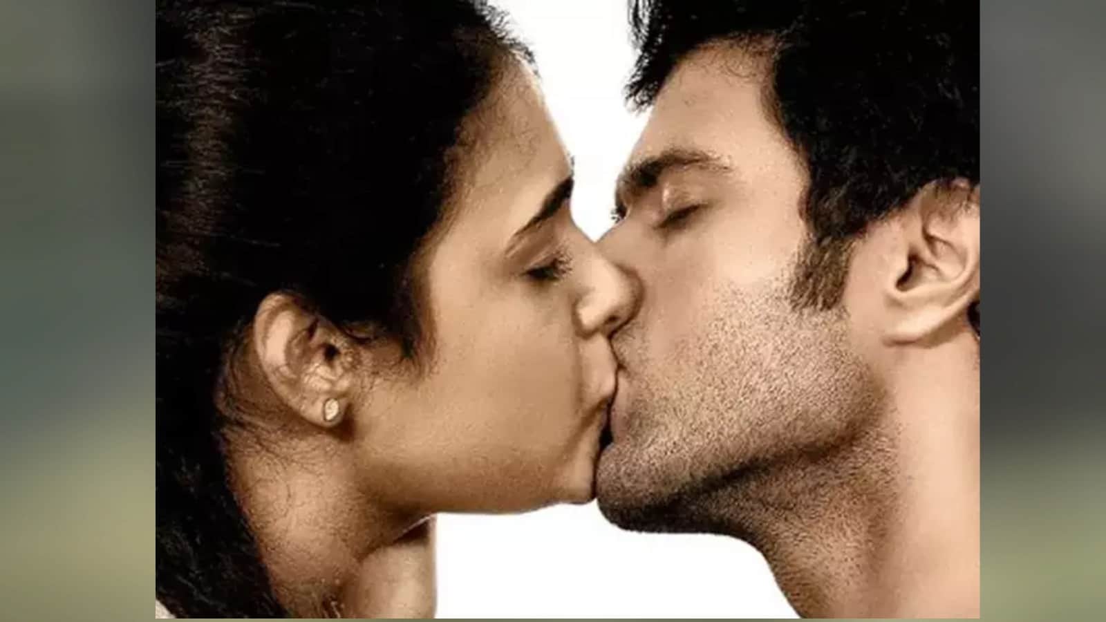 South Superstars film viral Bold Kissing Scene allu arjun mahesh babu Vijay Devarakonda kamal haasan Kartikeya