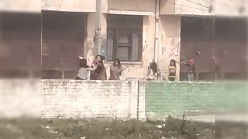 Roorkee News: fierce fighting between girls video viral