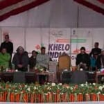 गुलमर्ग में आयोजन के शुभारंभ के मौके पर लोग