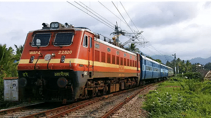 Bihar : ट्रेन में विदेश महिला का बैग उड़ाया, इसमें 2 लाख के स्विस वॉच और 70 हजार कैश थे बिहार: मुजफ्फरपुर में विदेशी महिला का बैग उड़ा, 2 लाख की स्विस घड़ी, कैश, पासपोर्ट चोरी, नेपाल