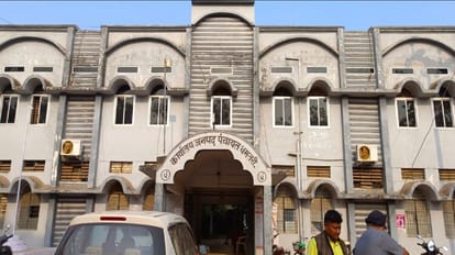 अध्यक्ष और उपाध्यक्ष की कुर्सी छीनी