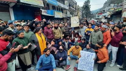 Dehradun Lathicharge: पत्थरबाजी और उपद्रव के आरोपी बॉबी पंवार समेत 13 युवाओं की जमानत पर सुनवाई आज लाठीचार्ज के विरोध में हुआ प्रदर्शन