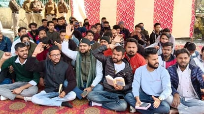 Dehradun Lathicharge: पुलिस ने फिर की धारा 307 बढ़ाने की मांग, बॉबी पंवार समेत सात की जमानत पर फैसला आज प्रदर्शन करते युवा