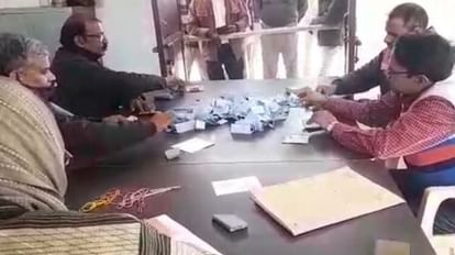Hathras News: बसई से संजय जाटव, तो मुरसान से प्रेमवती बीडीसी निर्वाचित मतगणना करते हुए कर्मी