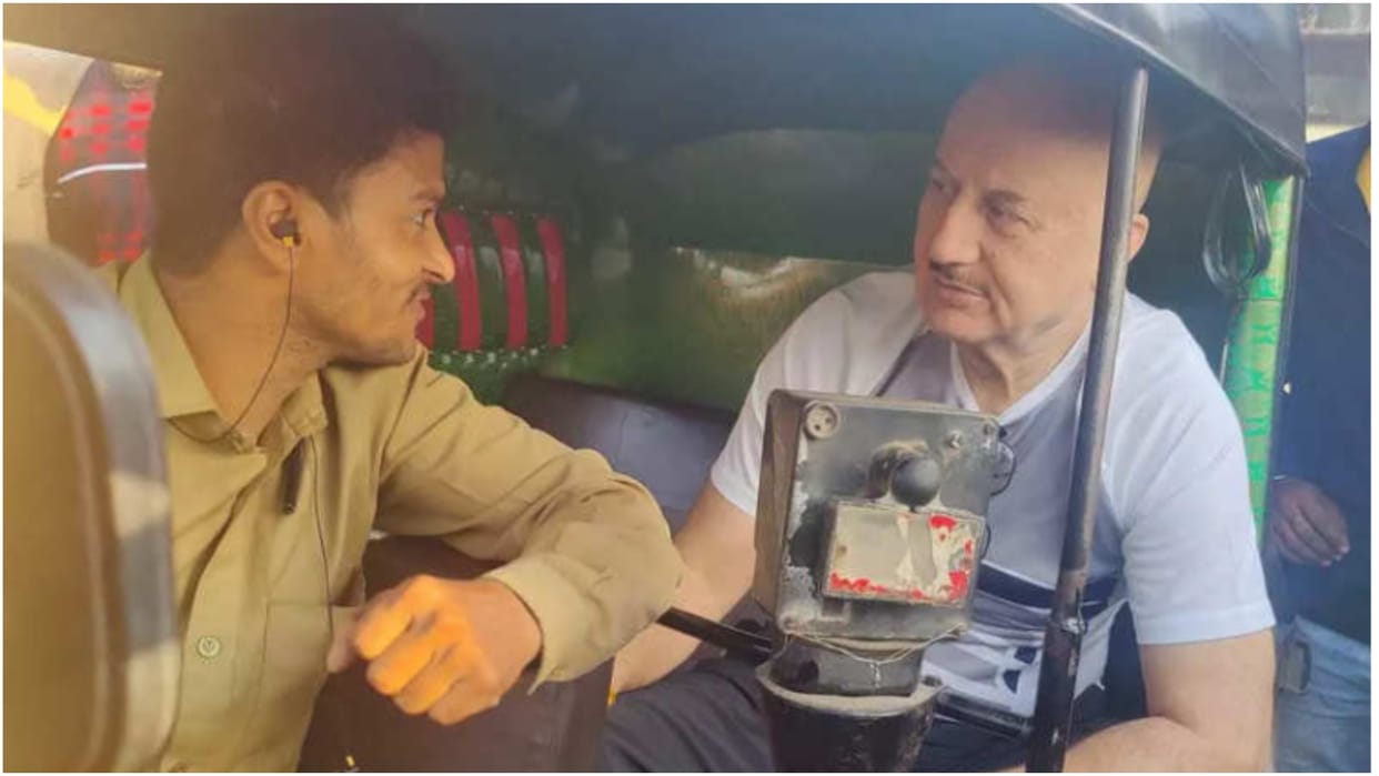 Shiv Shastri Balboa: Anupam Kher visits to clean Mumbai Versova beach in rickshaw with the team of film