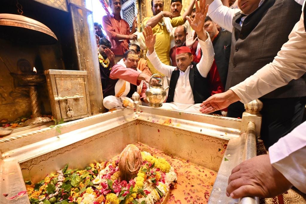 Akhilesh reached kashi vishw After seeing and worshiping Vishwanath's blessings, then left for the destination