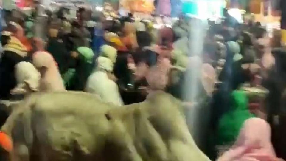 Bull rammed into Khwaja Shamshuddin Ghazi Urs fair in Osmanabad, Maharashtra, many injured