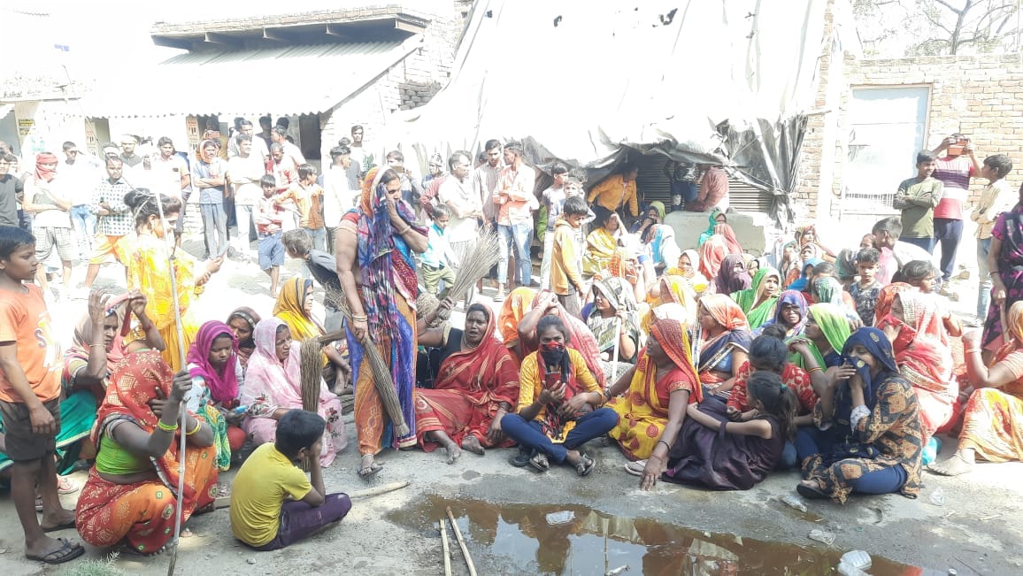 Uproar over liquor shop in chandauli women arrived with sticks and rods and broke wine  bottle
