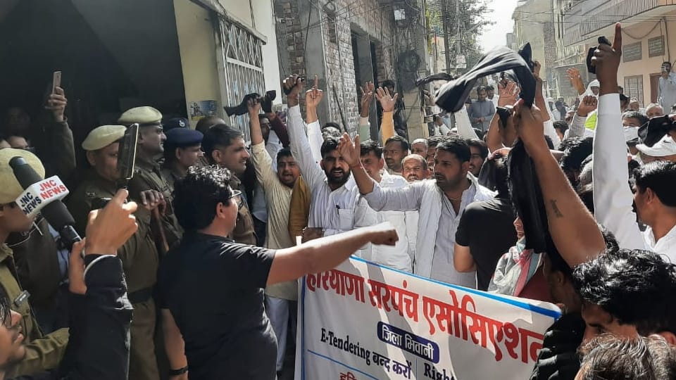 Sarpanch protest outside residence of MLA Ghanshyam Saraf in Bhiwani