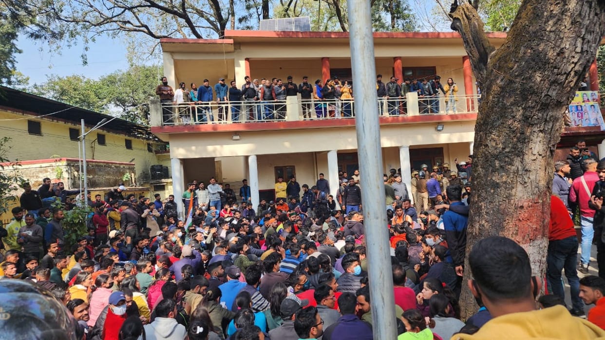 Dehradun lathicharge Protest Youth did not have faith said what is guarantee no Scam in examinations