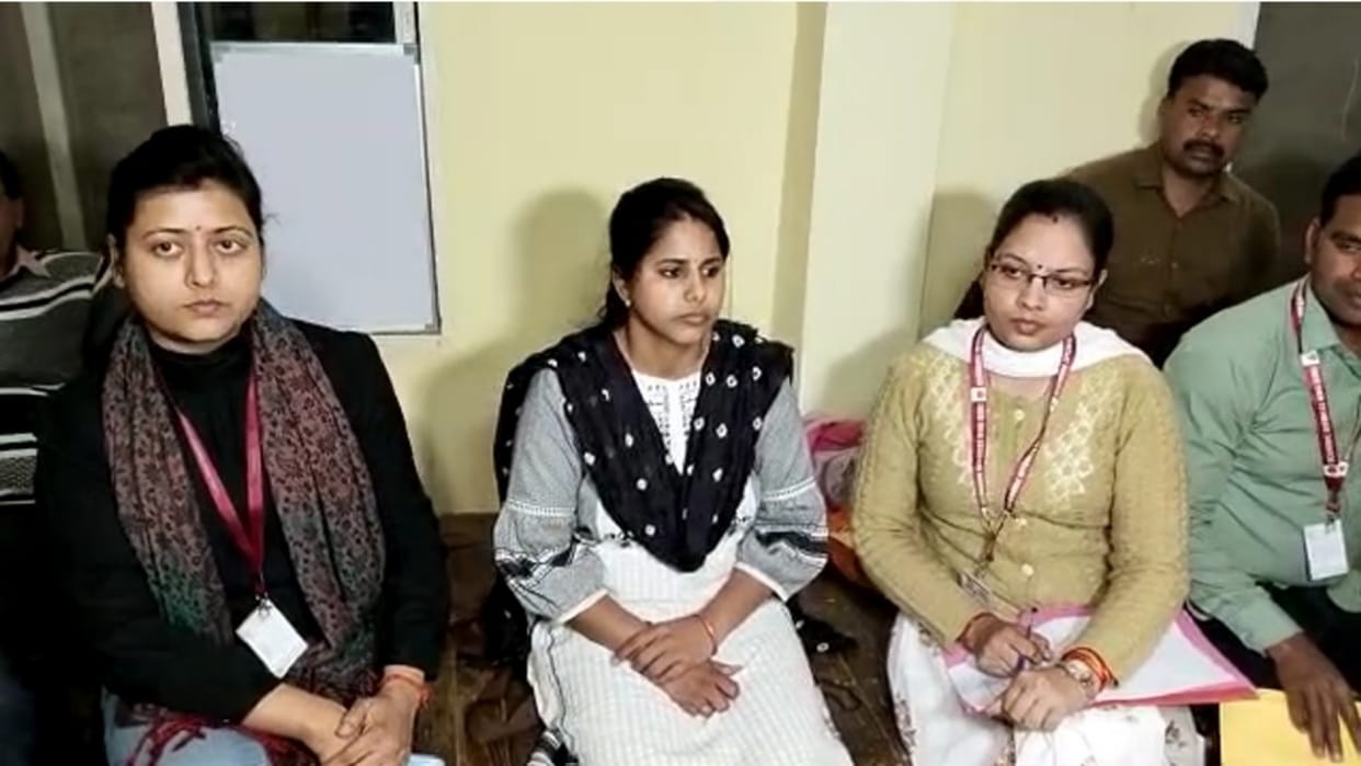 EOW team arrested sub engineer Varsha Mishra red handed taking bribe in Gwalior
