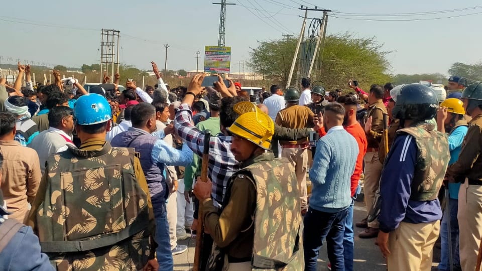 Hisar administration dug up Airport road late at night villagers of talwandi rana protest