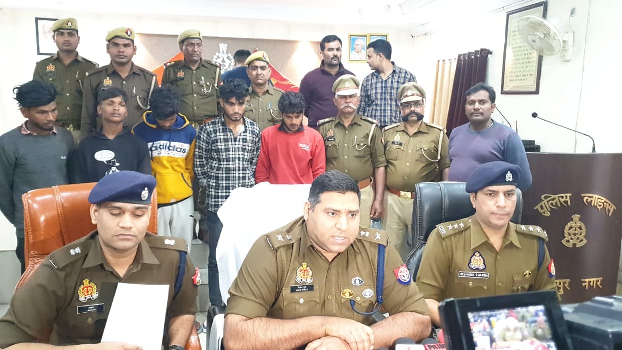 Five members of the gang who stole expensive mobiles from bikes arrested in kanpur