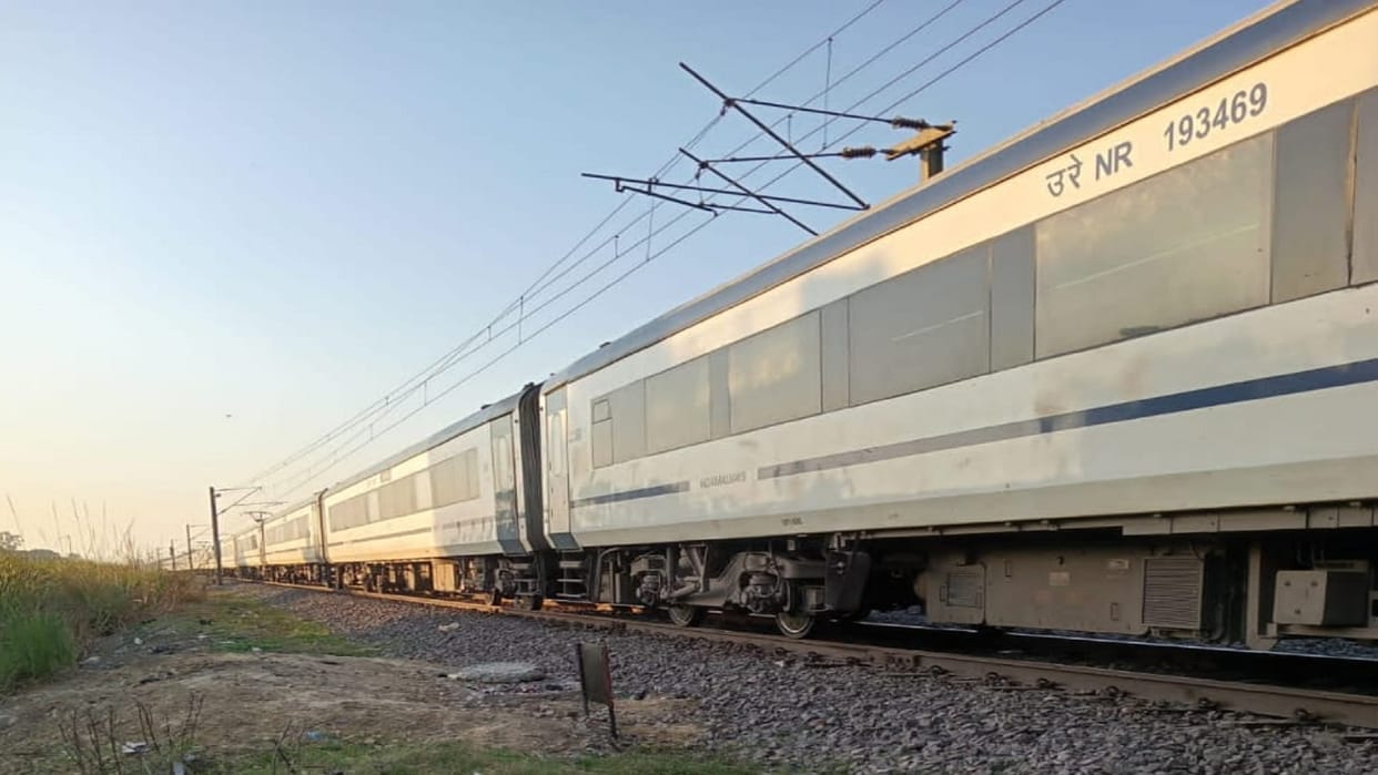 Bull collided with Vande Bharat Express, train stood in Bharwari for ten minutes