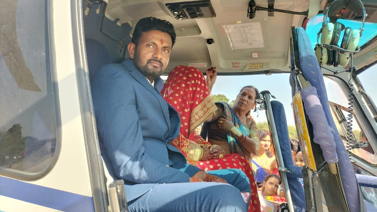 Raebareli News: The son of a Class IV employee brought brides by helicopter, a crowd of villagers gathered
