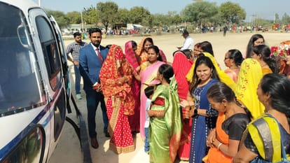 Raebareli News: The son of a Class IV employee brought brides by helicopter, a crowd of villagers gathered