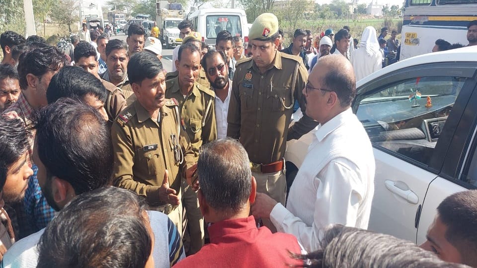 Bus stopped in film style SUV riders attacked and looted driver-operator
