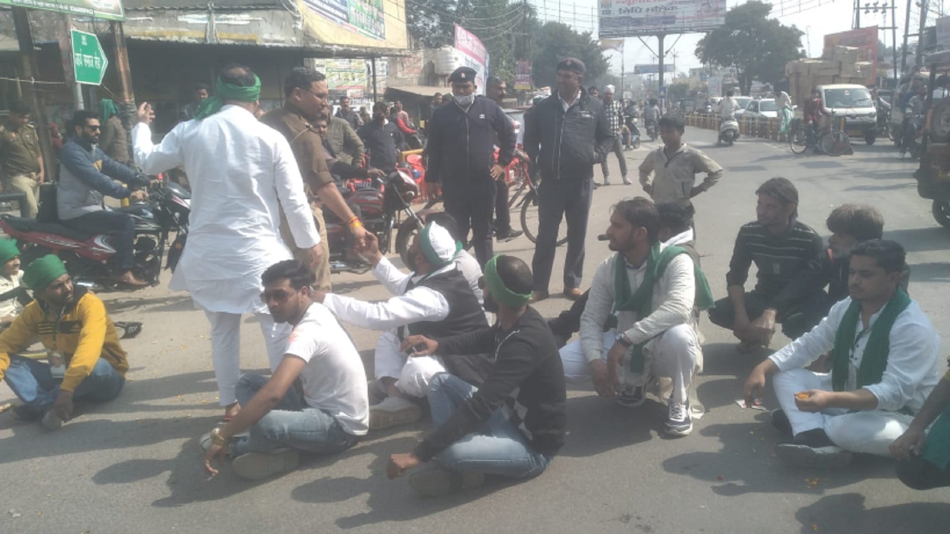 There is a situation of jam in Muzaffarnagar city due to Mahapanchayat of Bhakiyu and see photos