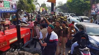 शहर में लगा जाम।