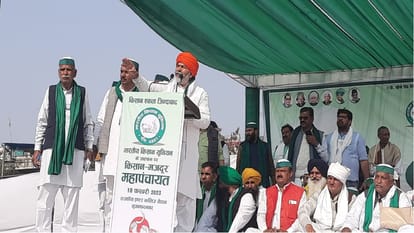 मंच पर पहुंचे टिकैतय़