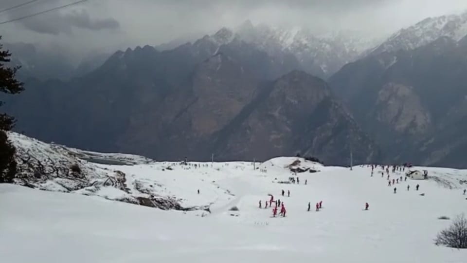 Uttarakhand Weather Today Snowfall In Auli Badrinath Dham and many Hilly Places Amazing Visuals