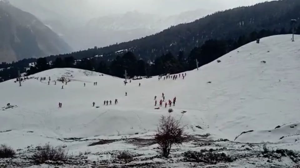 Uttarakhand Weather Today Snowfall In Auli Badrinath Dham and many Hilly Places Amazing Visuals