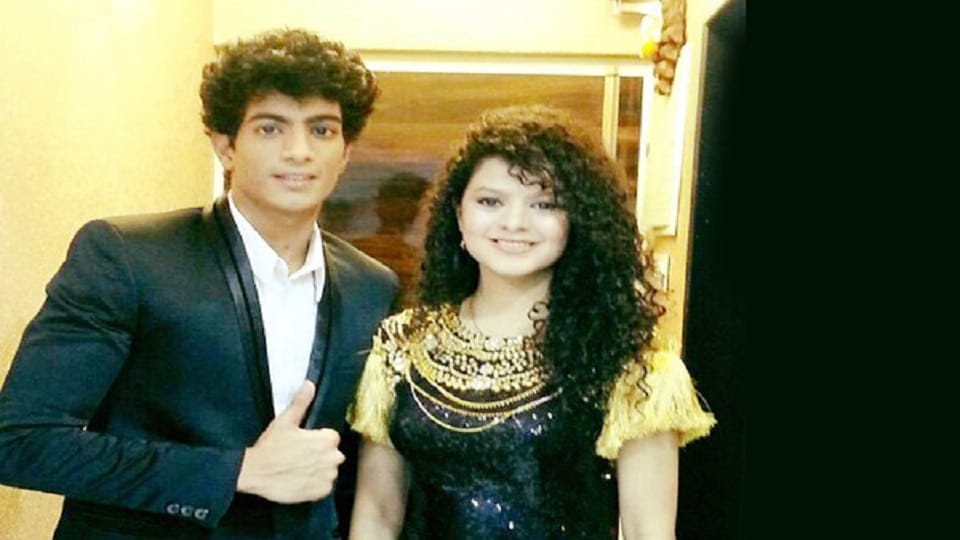 Bollywood female singer Palak Palash Muchhal night in Aligarh exhibition