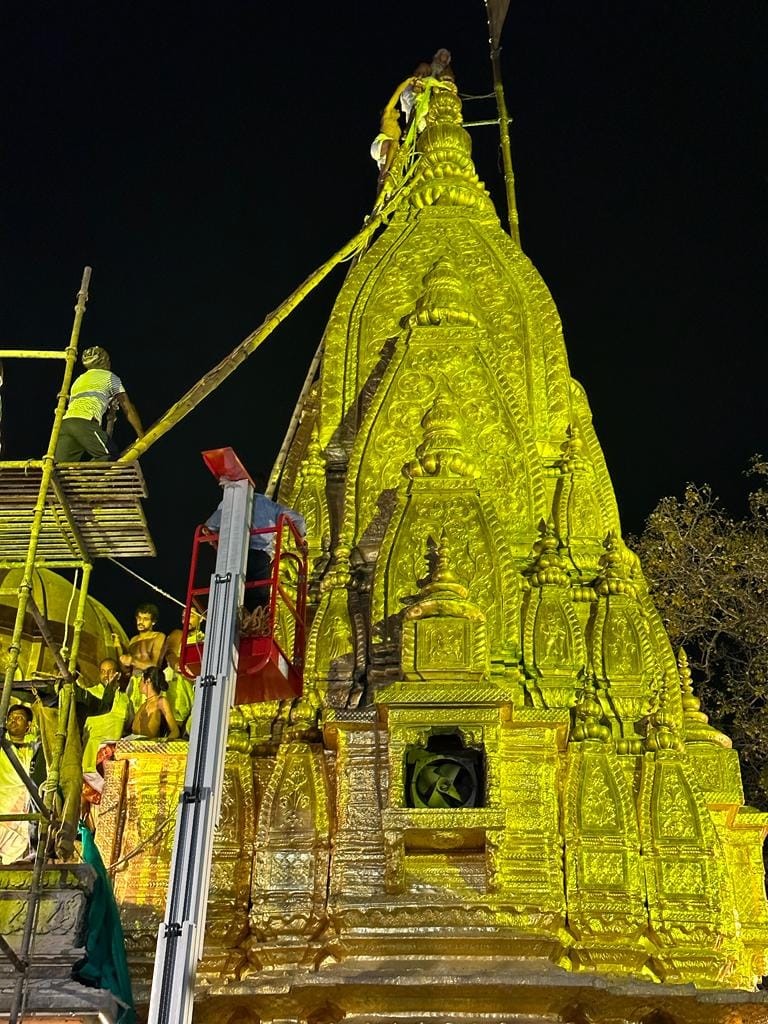 Kashi Vishwanath: Dham tied with Rakshasutra, Shikhar anointed, know what is Vastudosh worship?