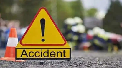 Bihar News: सड़क किनारे गाड़ी की पहिया बदल रहे थे, तेज रफ्तार ट्रक ने एक-एक कर पांच को रौंदा; तीन लोगों की मौत In Bhagalpur, tempo tires were being changed on the roadside, five were crushed by a speeding truck; 3 died