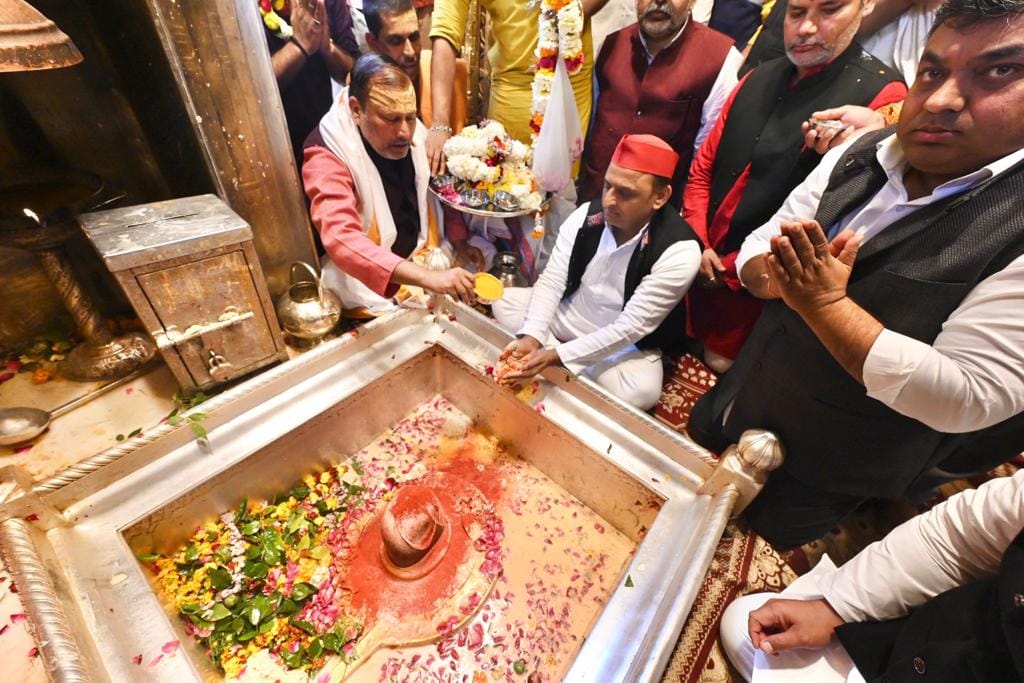 Akhilesh reached kashi vishw After seeing and worshiping Vishwanath's blessings, then left for the destination