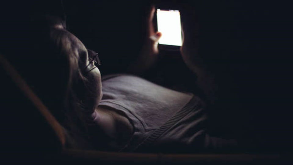 Eye Vision lost due to use of smartphone in the dark