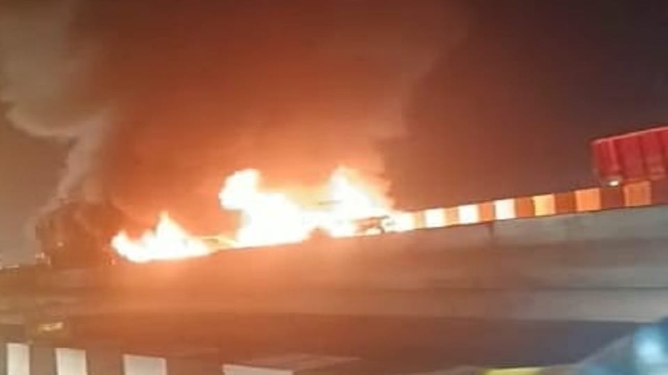 Agra Road Accident News: Car Collides With A Truck at Agra Firozabad Highway News in Hindi
