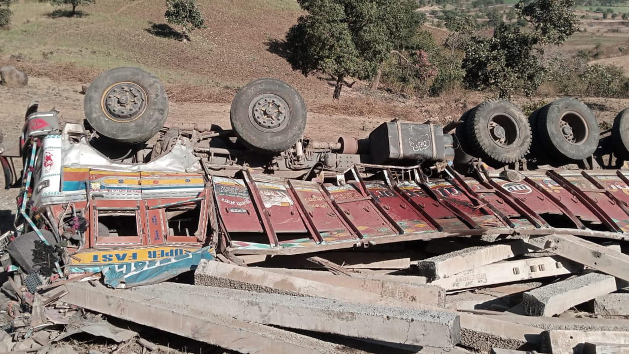 Horrific accident in Shahdol, driver dies after being buried under truck, dead body retrieved after hard work