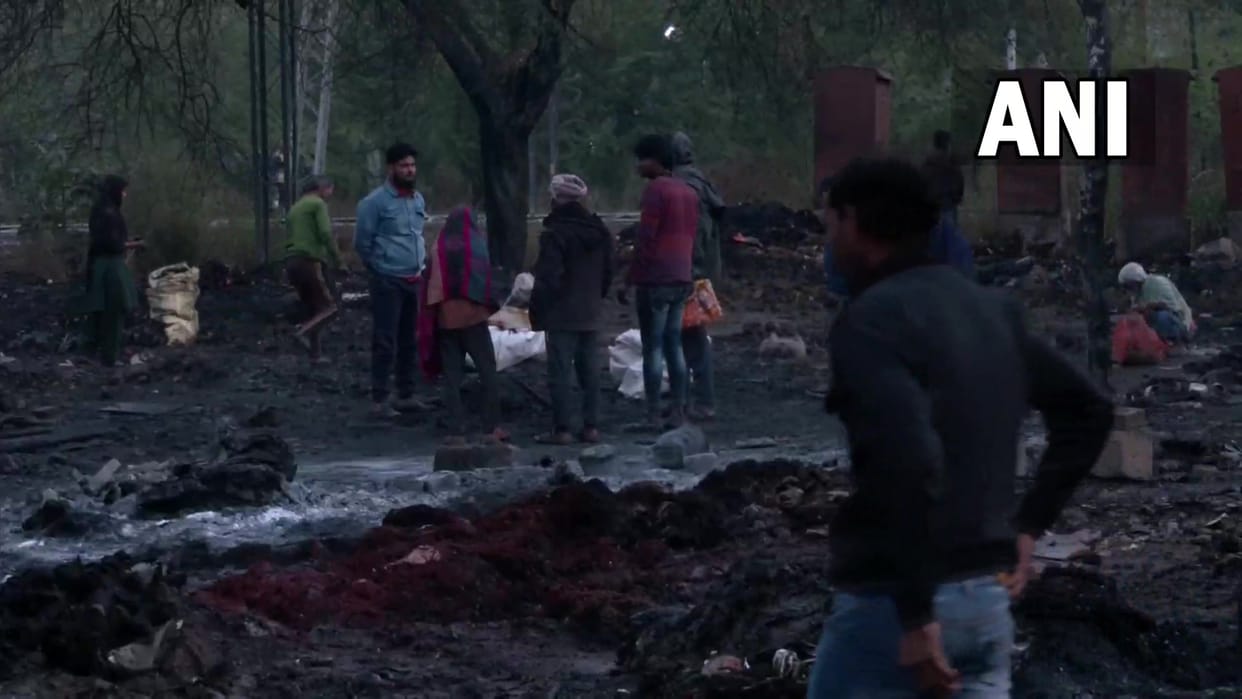delhi massive fire broke out in the slums of Transport Nagar no casualty reported