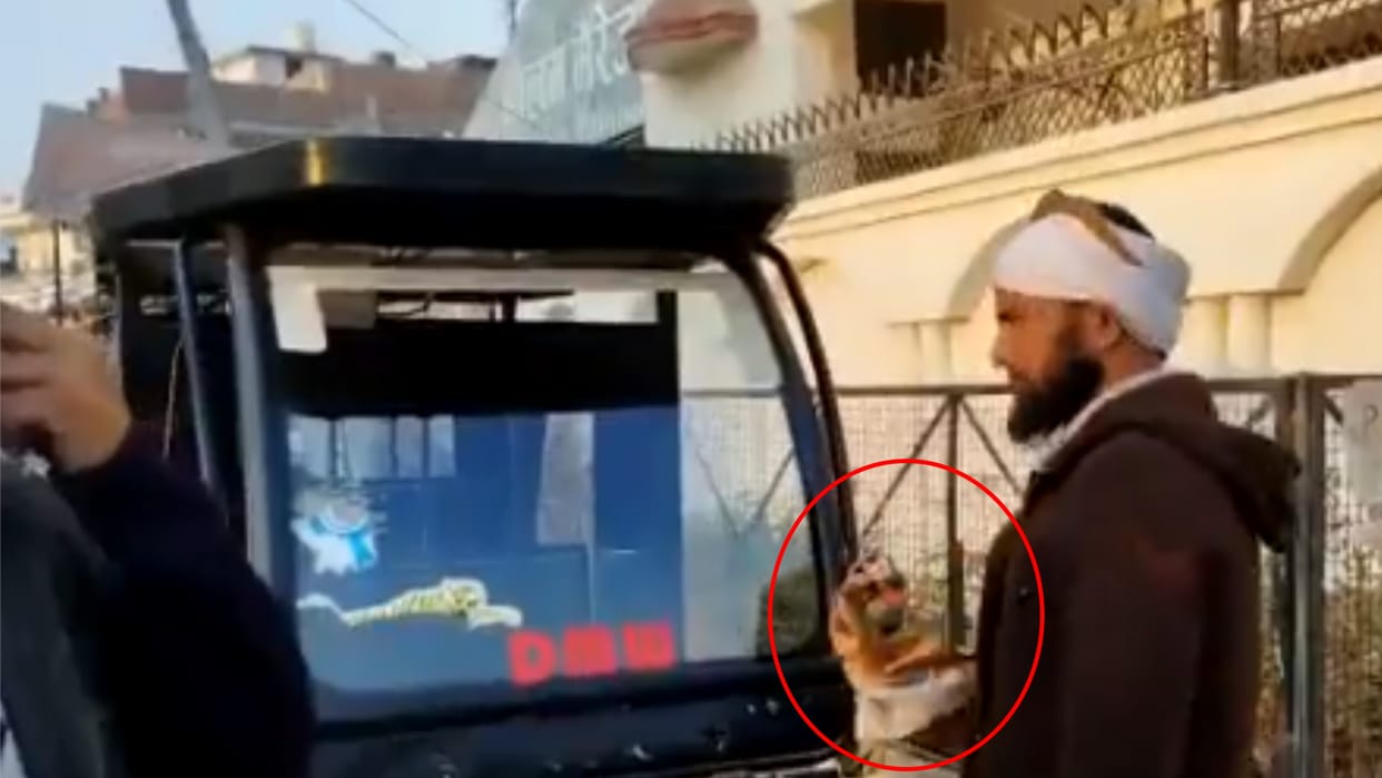 Driver wipes e-rickshaw with tiranga in Gorakhpur case registered