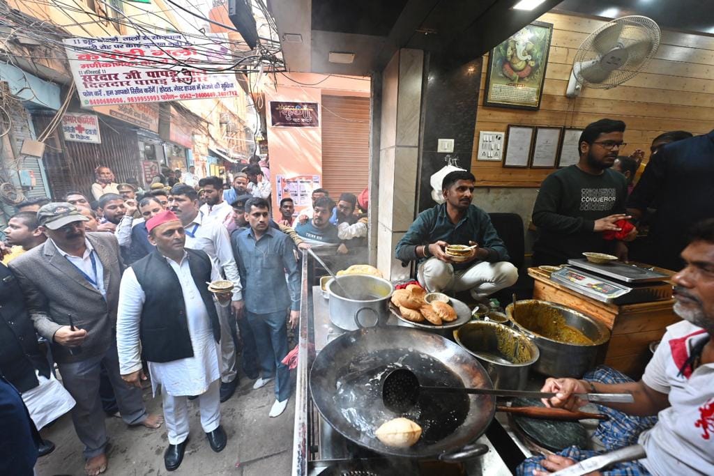 Akhilesh yadav Banarasi style in varanasi samajwadi party chief see in photos