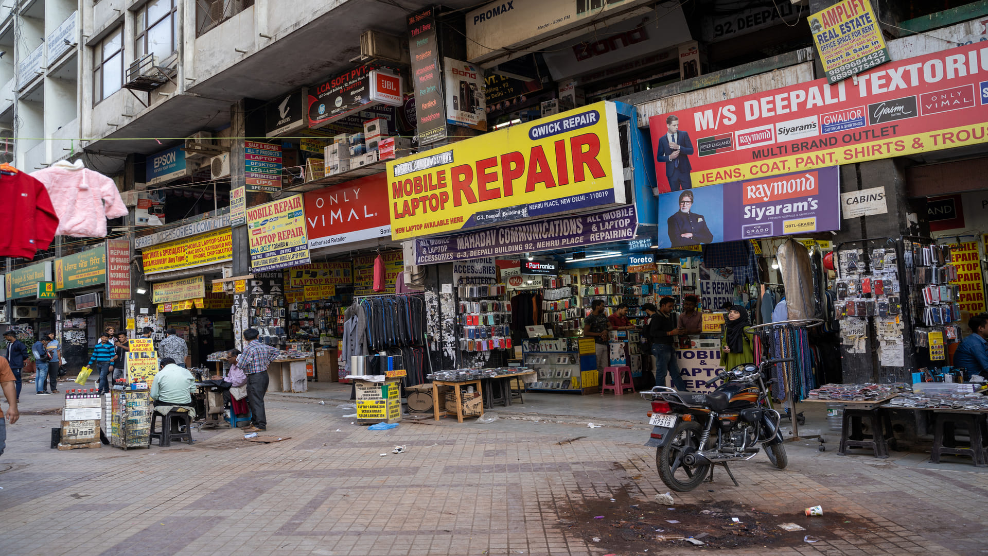 Wholesale Markets In Delhi To Purchase Affordable Clothes and Smartphone Gadgets