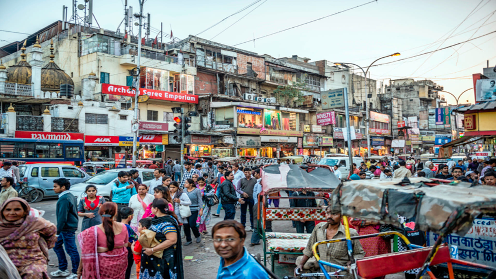 Wholesale Markets In Delhi To Purchase Affordable Clothes and Smartphone Gadgets