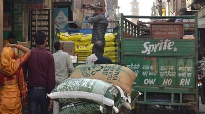 Hathras News: शहर में नो एंट्री सिस्टम फेल, बेखटक अंदर घुस रहे बड़े वाहन बाजार में सामान लादते हुए